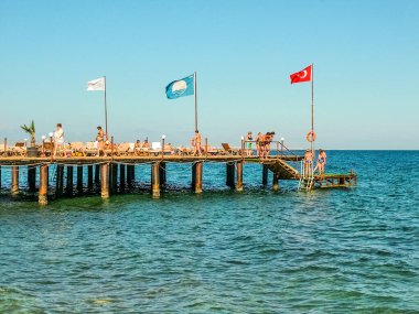 Beldibi, Antalya, Türkiye - 20 Ekim 2017: Şehir plajındaki suya gitmek isteyen insanlar