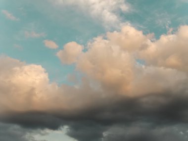 Bir ışık filtresinden bulutların görüntüsü. Geçmişi. Soyutlama. Doku. Gök mavisi. Kasvetli bir şekilde. Karanlık.