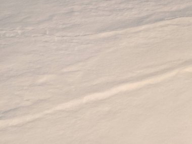 Gölgeler, desenler ve kar yüzeyindeki çizgiler. Doku. Geçmişi. Pembe, bej