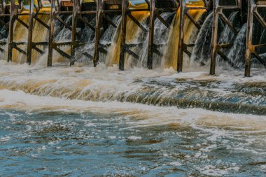 Avrupa 'da küçük bir nehirde baraj. Güneşteki suyun rengi