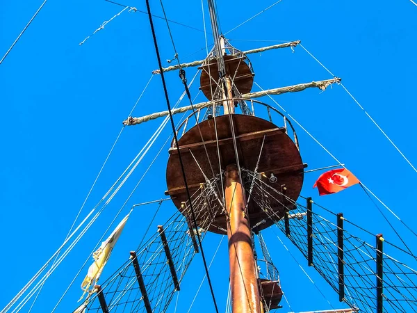 Mast Jacht Met Vlaggen Tegen Blauwe Lucht — Stockfoto