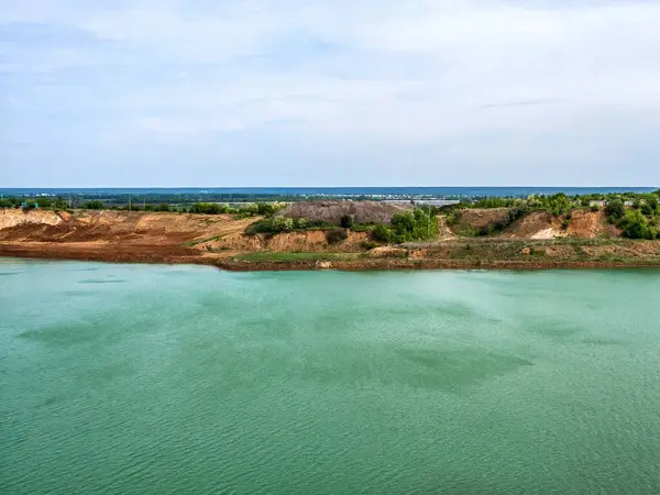 Gök Mavisi Suyu Dik Kıyıları Olan Doğal Bir Gölet Manzarası — Stok fotoğraf