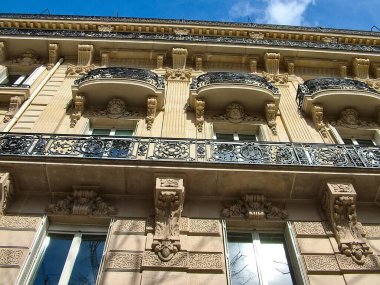 Paris, Fransa - 23 Mart 2014: Paris 'in 8. arrondissement caddesindeki balkonlu binanın ön cephesi. Şehrin en moda alanlarından biri..