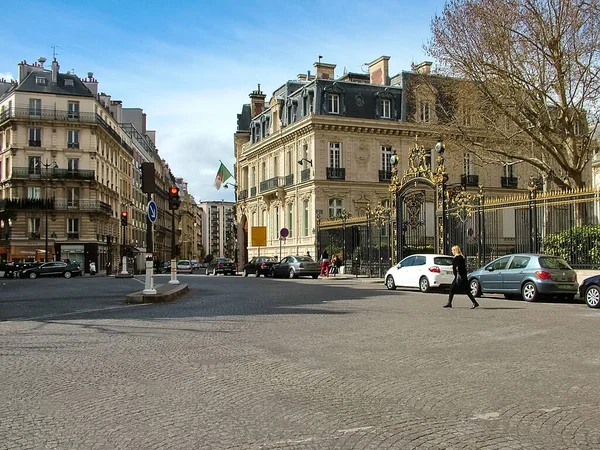 Paris, Fransa - 23 Mart 2014: Rio de Janeiro Meydanı, Rue de Lisbonne ve Rue de Monceau 'yu bağlıyor. Sağda ünlü Parc Monceau 'ya açılan kapı var. Cezayir Büyükelçiliği binasında bir bayrak.