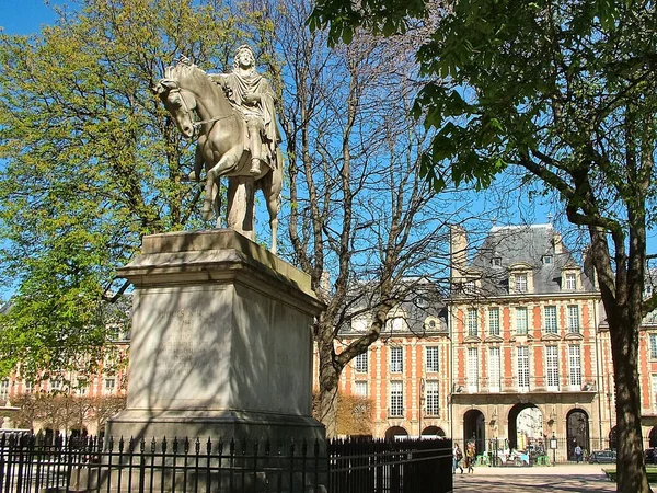 Paris, Fransa - 20 Mart 2014: Marais 'deki antik Paris Place des Vosges Anıtı. Baharın başlangıcı.