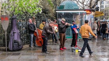 Paris, Fransa - 23 Mart 2014: Yağmurlu havada Saint-Germain bulvarında sokak müzisyenleri.