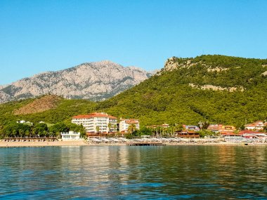 Türkiye 'nin Antalya ilinin Kemer ilçesindeki Kiris köyüne deniz manzarası. Arka planda Taurus Dağları