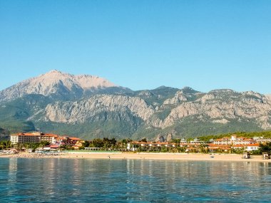 Türkiye 'nin Antalya ilinin Kemer ilçesindeki Kiris köyüne deniz manzarası. Tahtali dağı yükseliyor.
