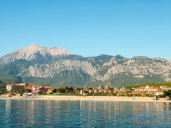 Türkiye 'nin Antalya ilinin Kemer ilçesindeki Kiris köyüne deniz manzarası. Tahtali dağı yükseliyor.