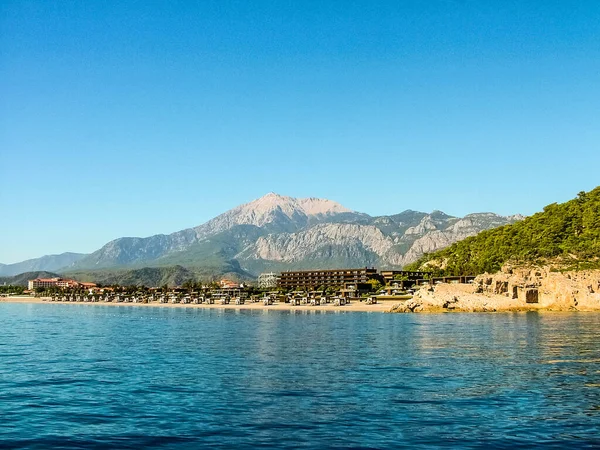Türkiye 'nin Antalya ilinin Kemer ilçesindeki Kiris köyüne deniz manzarası. Tahtali dağı yükseliyor.