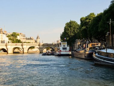 Paris, Fransa - 1 Mayıs 2007 Seine Nehri. İleride bir Pont Neuf, Cite Adası 'nı (solda) ve Quai des Grands Augustins' i (sağda) birbirine bağlar.)