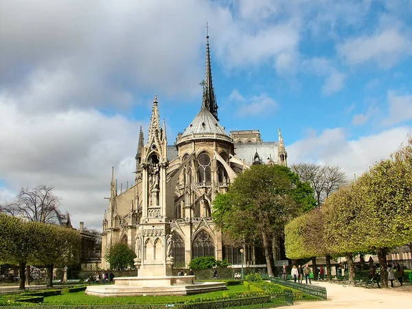 法国巴黎 2014年3月21日 法国巴黎圣母院 Notre Dame Paris 后面的Cite岛上的Jean Xxiii广场 在前边的喷泉拉维耶格 — 图库照片