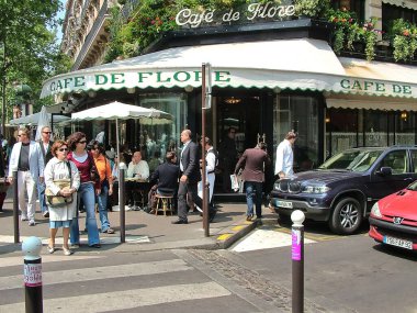 Paris, Fransa - 4 Mayıs 2007 Saint-Germain bulvarı ve Saint-Benoit caddesinin köşesindeki ünlü Cafe de Flore. Entelektüel halkın ilgi odağı.