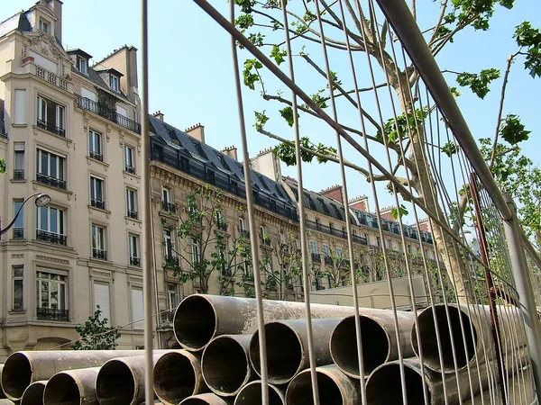 修理のためにパリの街に積み上げられた下水道管 フランス — ストック写真