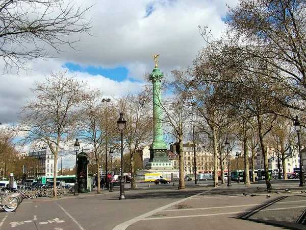 7月の列の中央に パリのバスティーユ広場を配置します 春の晴れた日 フランス — ストック写真