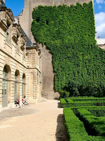 2007年5月3日フランス パリのPlace Des Vosgesの隣にあるMarais地区にあるJardin Hotel Sullyの庭 — ストック写真