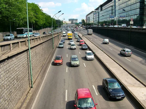 Paris, Fransa - 3 Mayıs 2007: Paris 'in güney kesimindeki Peripherique Bulvarı, kenti banliyölerden ayırmaktadır.