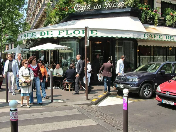 Paris, Fransa - 4 Mayıs 2007 Saint-Germain bulvarı ve Saint-Benoit caddesinin köşesindeki ünlü Cafe de Flore. Entelektüel halkın ilgi odağı.
