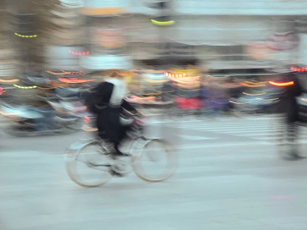 パリ共和国広場の自転車の上の女性 アブストラクト — ストック写真