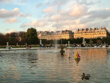 Paris, Fransa - 16 Ekim 2005: Le Jardin des Tuileries akşamları. Bir sürü yürüyüş ve turist. Arka planda Rivoli Caddesi 'nin binaları var..