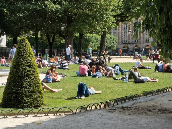 Paris, Fransa - 3 Mayıs 2007: Baharda Marais 'deki ünlü Place des Vosges. Parisliler ve turistler için favori yer