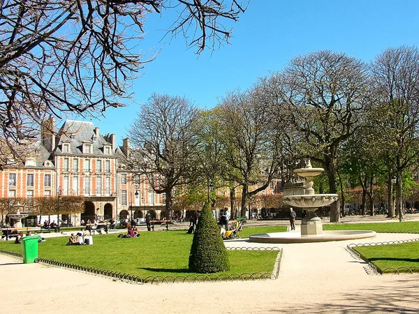 París Francia Marzo 2014 Famosa Place Des Vosges Marais Principios —  Fotos de Stock