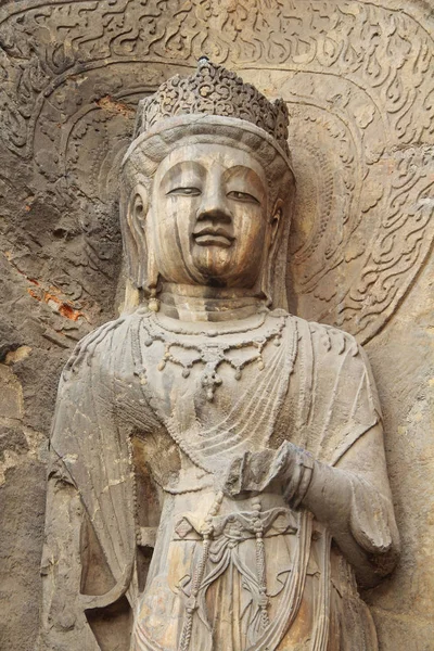 Estatua de Buda tallada en roca en grutas de Longmen, Luoyang, China — Foto de Stock