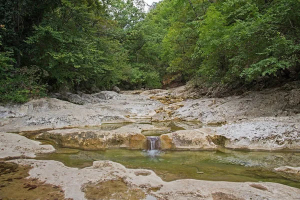 Berg rivier in bos en berg terrein. Krim. — Stockfoto