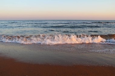 Güneşin doğuşunu, deniz kıyısı güzel görünümü. Crimea.