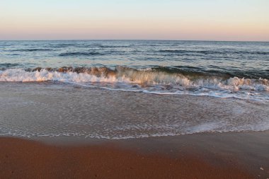Güneşin doğuşunu, deniz kıyısı güzel görünümü. Crimea.