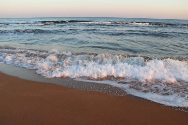 Güneşin doğuşunu, deniz kıyısı güzel görünümü. Crimea.