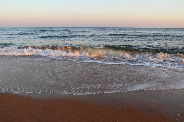 Güneşin doğuşunu, deniz kıyısı güzel görünümü. Crimea.