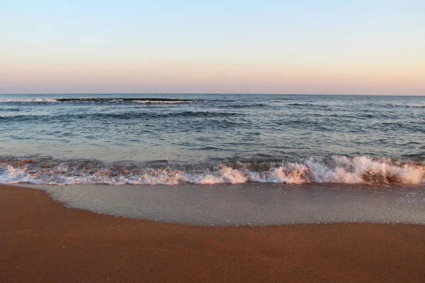 सूर्योदय पर समुद्र तट पर सुंदर दृश्य। क्रीमिया . — स्टॉक फ़ोटो, इमेज