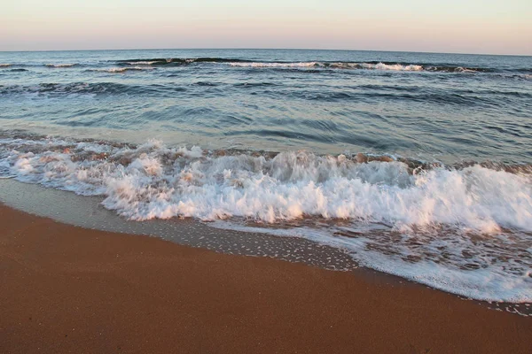 Güneşin doğuşunu, deniz kıyısı güzel görünümü. Crimea.
