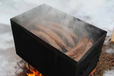 Smokehouse kutusunda balık füme. Füme Pike. Sıcak balık füme.