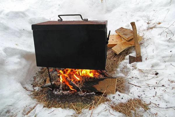 Pesce affumicato in Smokehouse Box. Pesce affumicato caldo. Inverno . — Foto Stock