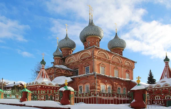Zicht op de kerk van de opstanding op de Debra op een zonnige winterdag. Rusland. — Stockfoto