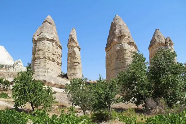 Valle del amor en el pueblo de Goreme, Turquía. Paisaje rural de Capadocia. Casas de piedra en Goreme, Capadocia. Estilo de vida campestre . — Foto de Stock