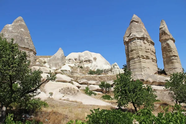 Dolina miłości w miejscowości Göreme, Turcja. Cappadocia krajobrazu wiejskiego. Kamienne domy w Goreme, Cappadocia. Wiejski styl życia. — Zdjęcie stockowe