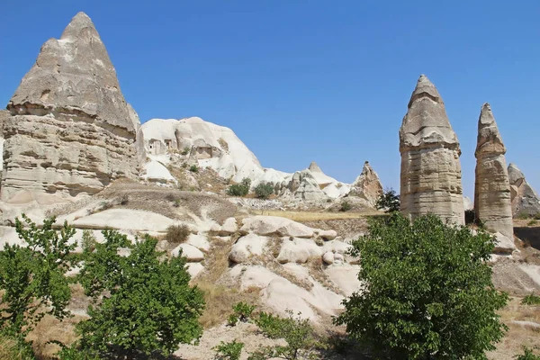 Szerelem-völgy faluban Goreme, Törökország. Vidéki Cappadocia táj. A kőházak, Goreme, Cappadocia. Vidéki életmód. — Stock Fotó