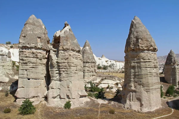 Valle del amor en el pueblo de Goreme, Turquía. Paisaje rural de Capadocia. Casas de piedra en Goreme, Capadocia. Estilo de vida campestre . — Foto de Stock