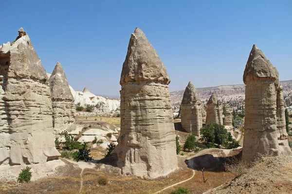 Dolina miłości w miejscowości Göreme, Turcja. Cappadocia krajobrazu wiejskiego. Kamienne domy w Goreme, Cappadocia. Wiejski styl życia. — Zdjęcie stockowe
