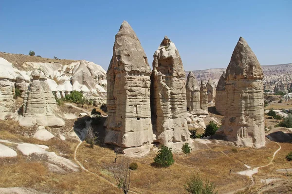 Valle del amor en el pueblo de Goreme, Turquía. Paisaje rural de Capadocia. Casas de piedra en Goreme, Capadocia. Estilo de vida campestre . — Foto de Stock