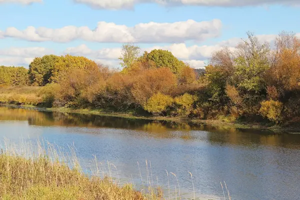 Güzel göl güneşli bir sonbahar. Rusya.