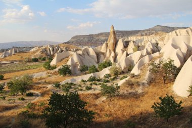 Doğal Vadisi Göreme, Kapadokya, Türkiye, volkanik tüf taş kayalarda gün batımında.