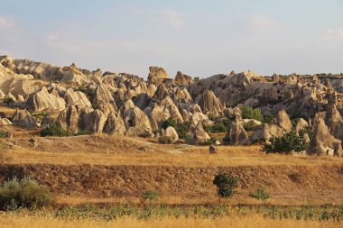 Doğal Vadisi Göreme, Kapadokya, Türkiye, volkanik tüf taş kayalarda gün batımında.