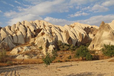 Doğal Vadisi Göreme, Kapadokya, Türkiye, volkanik tüf taş kayalarda gün batımında.