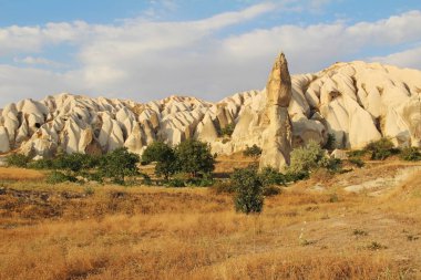 Doğal Vadisi Göreme, Kapadokya, Türkiye, volkanik tüf taş kayalarda gün batımında.
