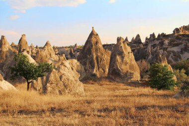 Doğal Vadisi Göreme, Kapadokya, Türkiye, volkanik tüf taş kayalarda gün batımında.