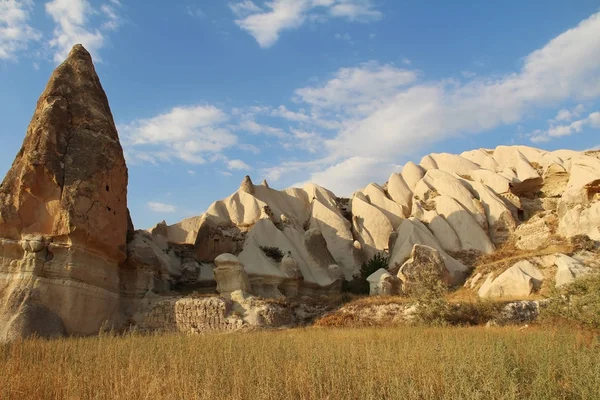 Valle natural con rocas de piedra toba volcánica en Goreme en Capadocia, Turquía, al atardecer . —  Fotos de Stock
